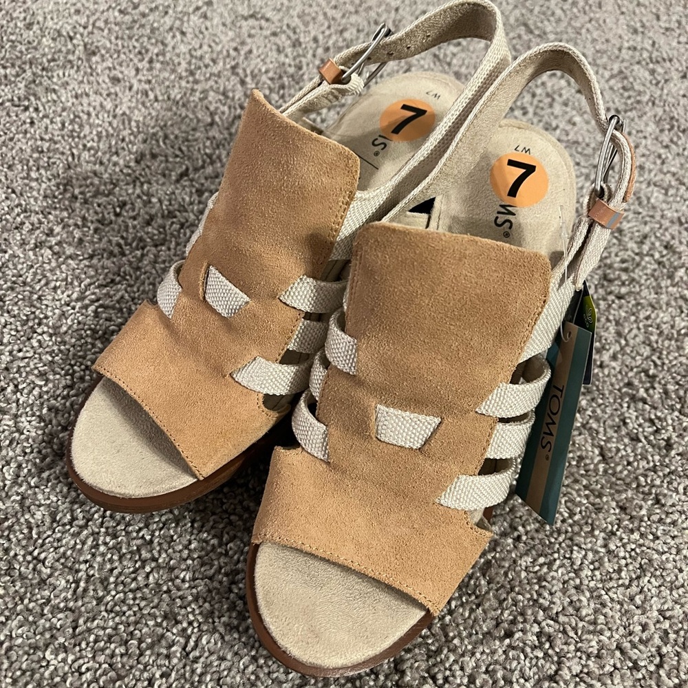 NWOT T no box TOMS Women's Tan and Cream Sandals